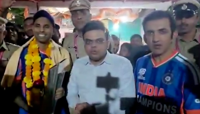 Kirti Azad: सिराज-संजू तो मस्जिद-चर्च नहीं गए फिर T20 वर्ल्ड कप ट्रॉफी लेकर मंदिर क्यों गए?