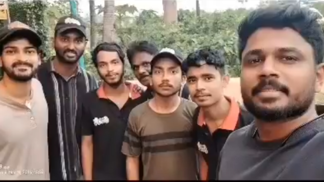 ഇത്ര സിംപിളാണോ സഞ്ജു, നാട്ടിലെ ചായക്കടയിൽ സര്‍പ്രൈസ് വിസിറ്റുമായി ലോകകപ്പ് ഹീറോ, സെൽഫി എടുക്കാൻ തിരക്ക് കൂട്ടി ആരാധകർ