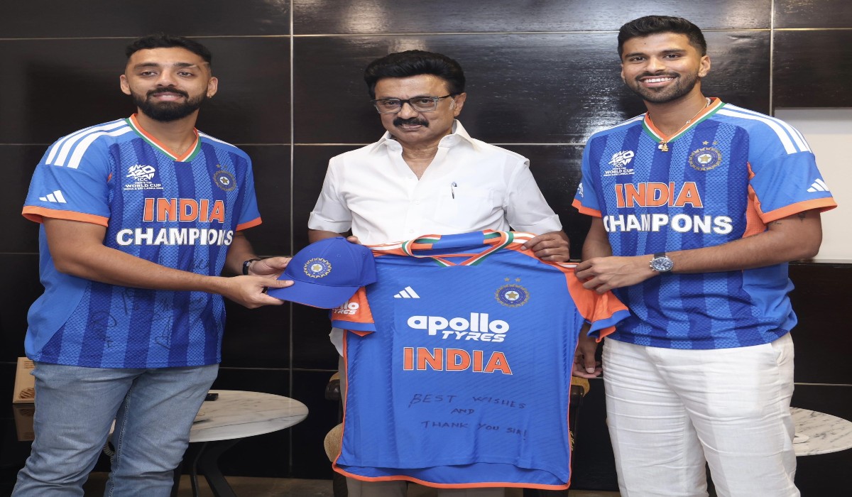 விஜய் ரசிகர் டூ முதல்வர் சந்திப்பு.. ஸ்டாலினை சந்தித்த ஸ்பின் ஜோடி.. வருண், வாஷிங்டன் போட்டோஸ் வைரல்!