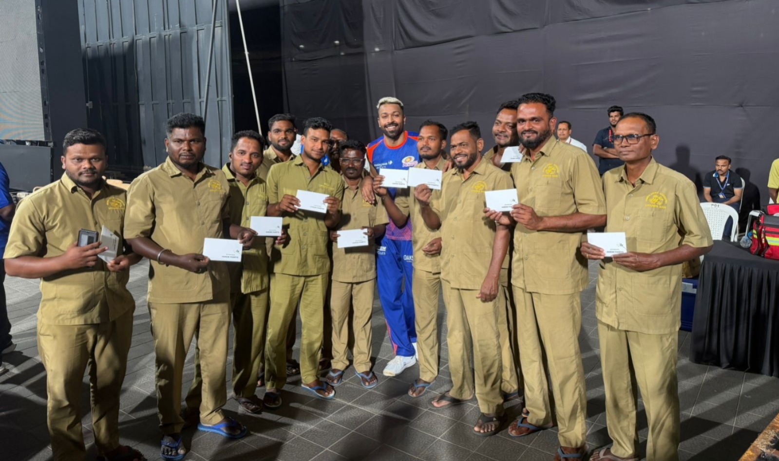 ஹர்திக்கின் ஹார்ட்-வின்னிங் மொமண்ட்..! வான்கடே ஊழியர்களுக்கு மெகா சர்ப்ரைஸ் கொடுத்த பாண்டியா..!