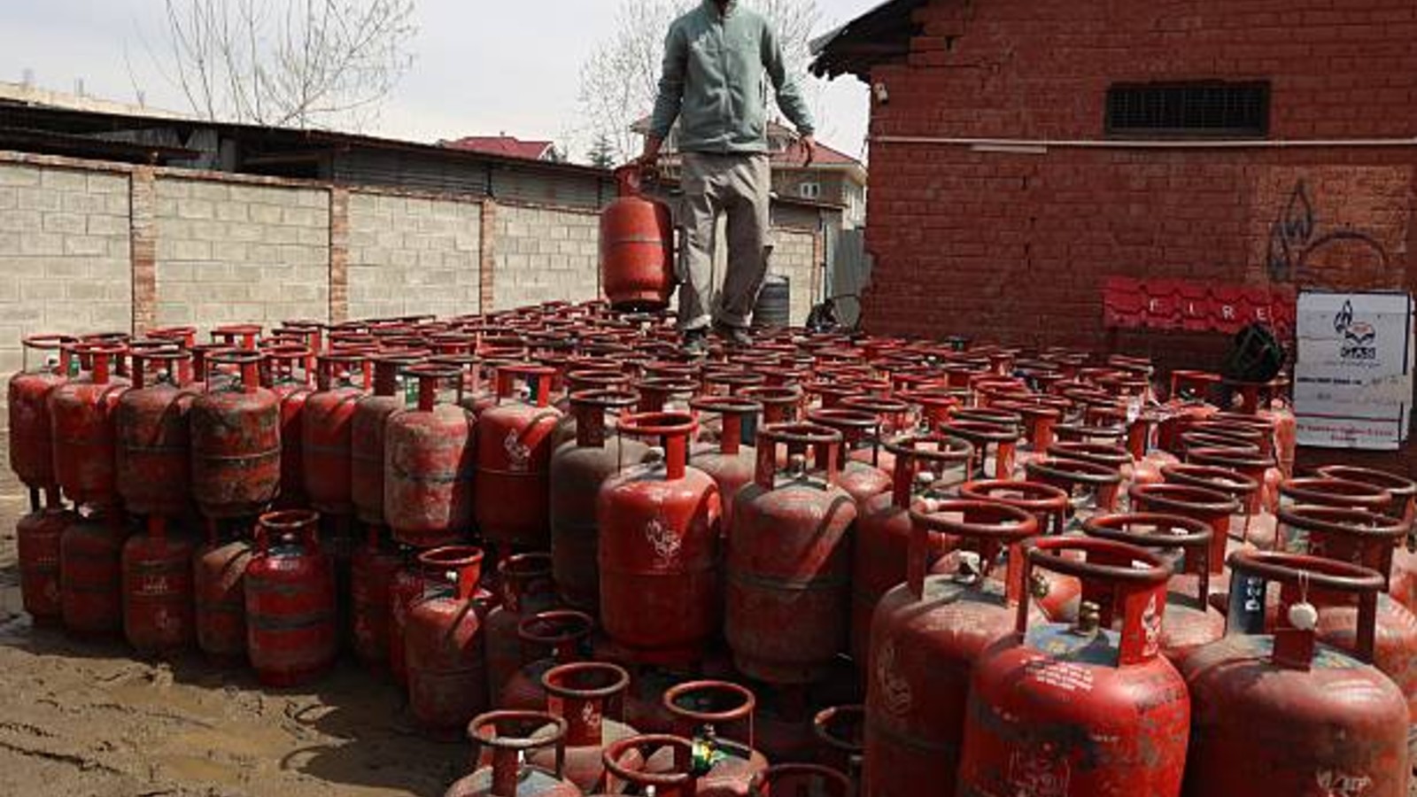 india commercial lpg price hike 195 rupees delhi cylinder rate no change domestic gas