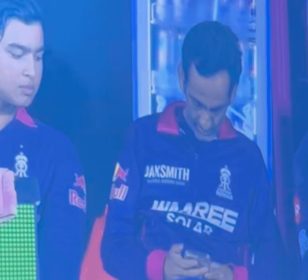 RR Dugout Mobile Phone Use: ডাগ আউটে বৈভবের পাশে বসে মোবাইল ব্যবহার করছেন রাজস্থানের কর্মকর্তা ! কড়া শাস্তির মুখে রিয়ান পরাগের দল