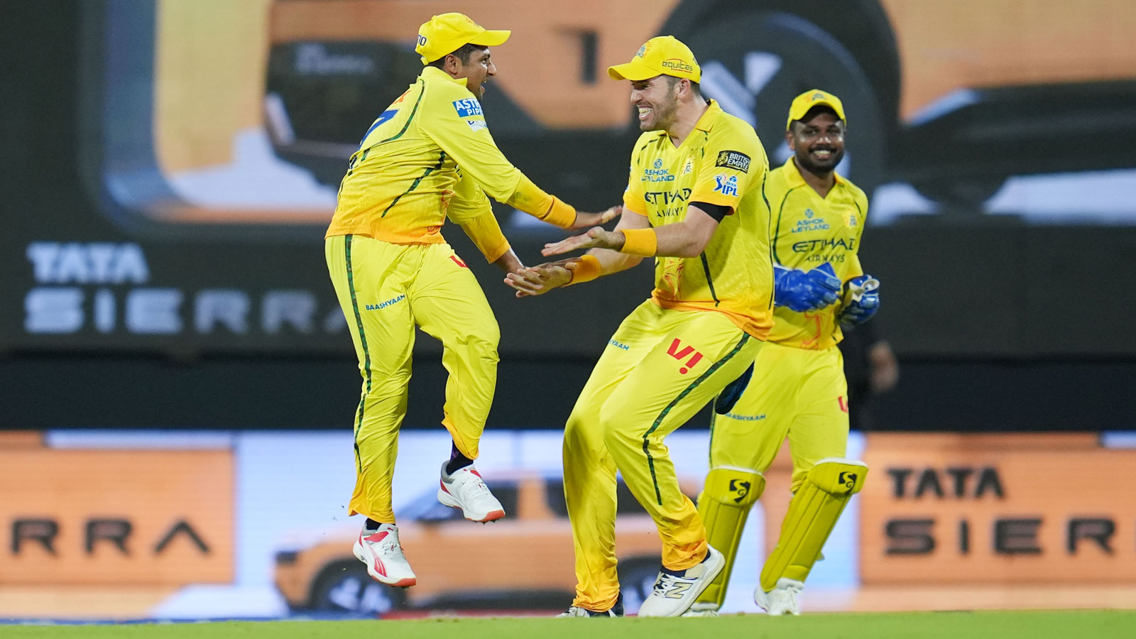 CSK vs KKR: மைதானத்தில் சோகம்! கருப்புப் பட்டை அணிந்து விளையாடிய வீரர்கள் - பின்னணி என்ன?