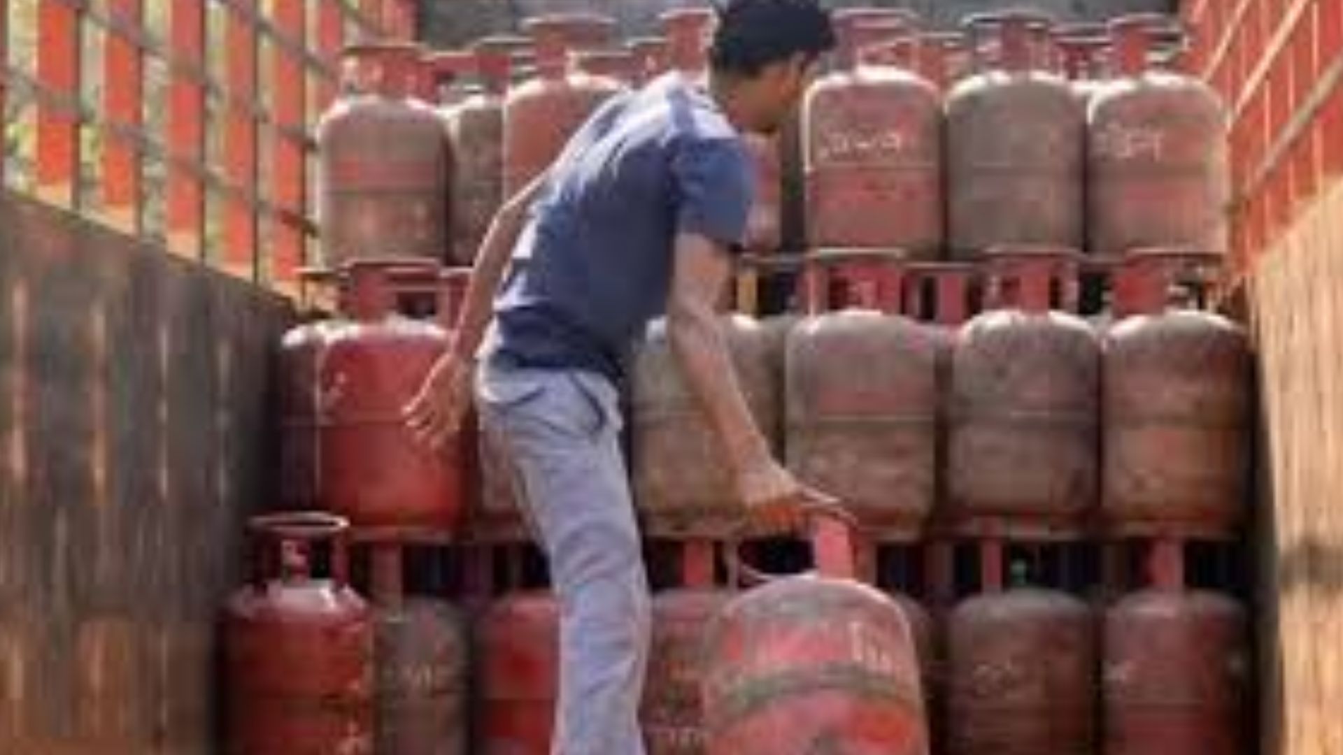 Commercial LPG Hike 19kg Cylinder Now Rs 990 Hotel Food Prices to Rise