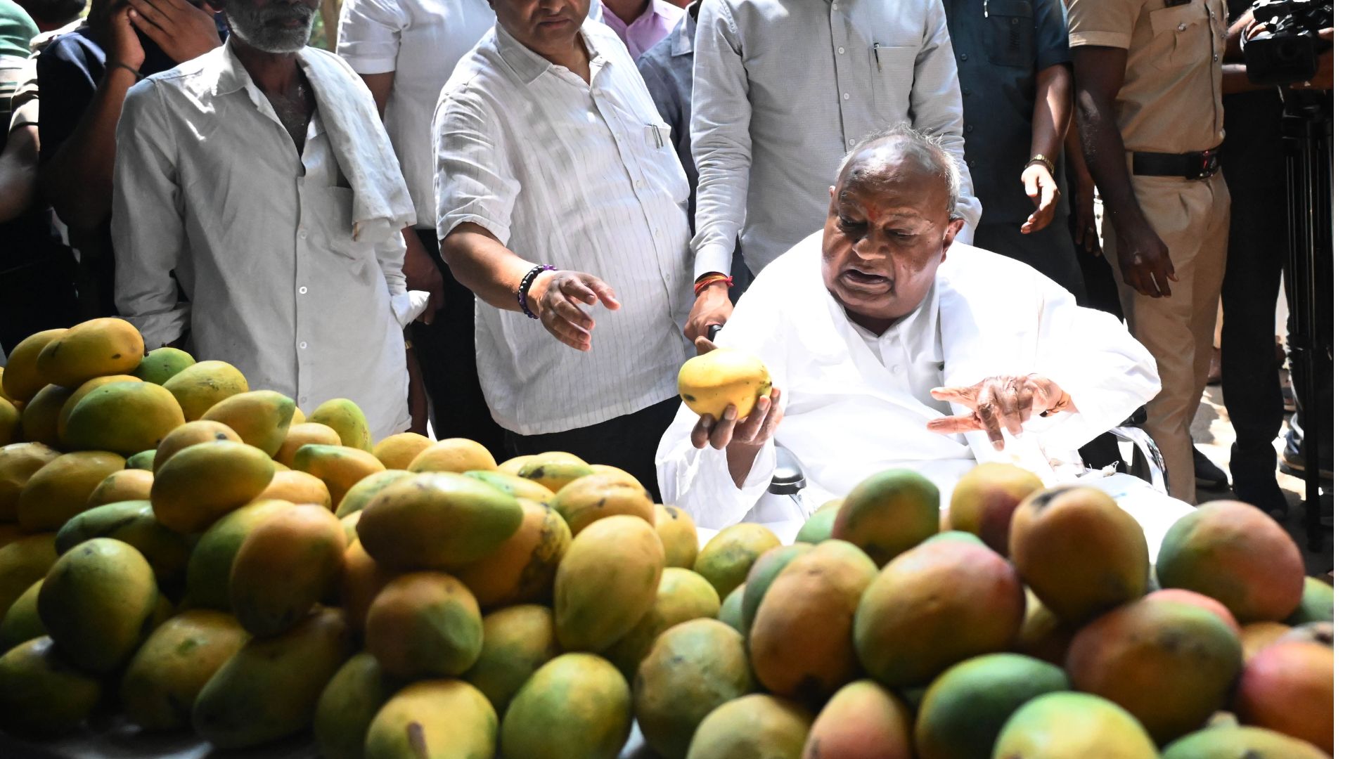 HD Devegowda Buys Jackfruit From Farmer Cubbon Park Mango mela