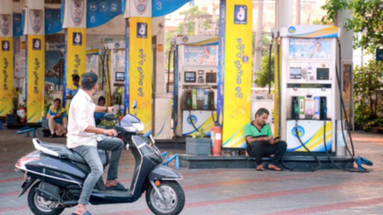 Petrol, Diesel Prices Today: Check Rates in Delhi, Mumbai as Brent Crude Falls After US Pauses Iran Strikes