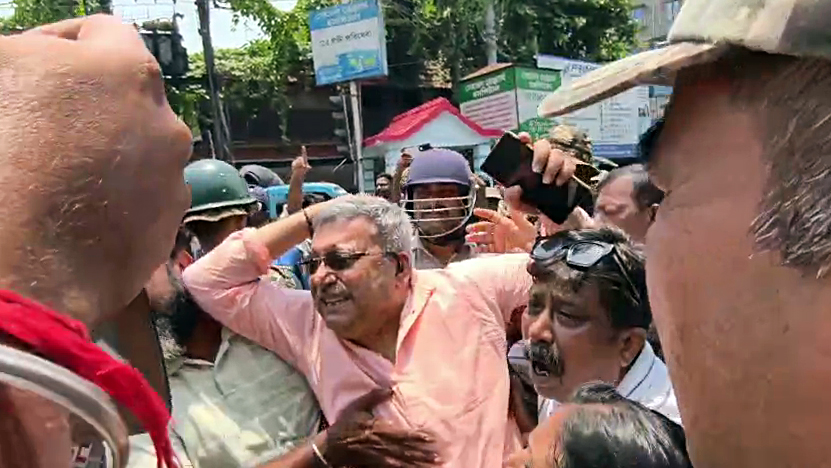 TMC MP Kalyan Banerjee allegedly attacked near Chanditala Police Station