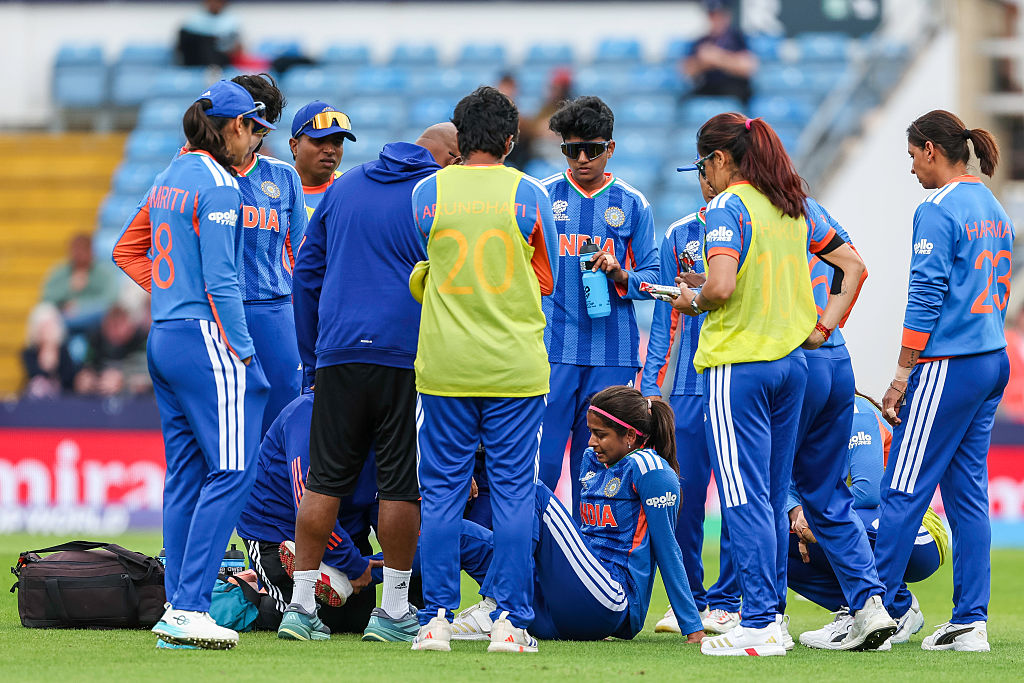 Women's T20 World Cup: టీమిండియాకు బిగ్ షాక్.. వరల్డ్ కప్ మధ్యలోనే స్టార్ ప్లేయర్ అవుట్.. ఏడ్చుకుంటూ వెళ్ళిపోయిన ఆర్సీబీ బ్యూటీ !