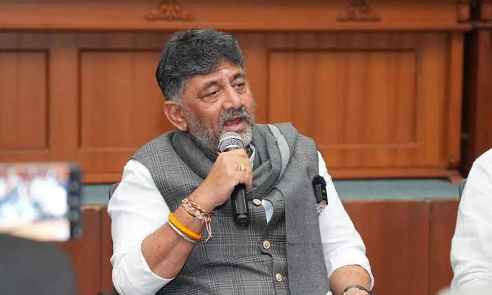 ಮಡದಿ..  ಸಹೋದರ ಸಮೇತ ಸಿದ್ದು ಮನೆಗೆ ಡಿಕೆ! ಮೊದಲ ಹೆಜ್ಜೆಗಳಲ್ಲೇ ಮಹಾ ಗುರಿಯ ಸುಳಿವು ಕೊಟ್ಟಾಗಿದೆ ಡಿಕೆ!