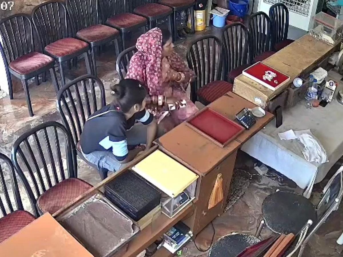 Caught on CCTV: Woman Steals 400g Silver Anklets, Tucks Jewelry Into Her Blouse in UP (WATCH)