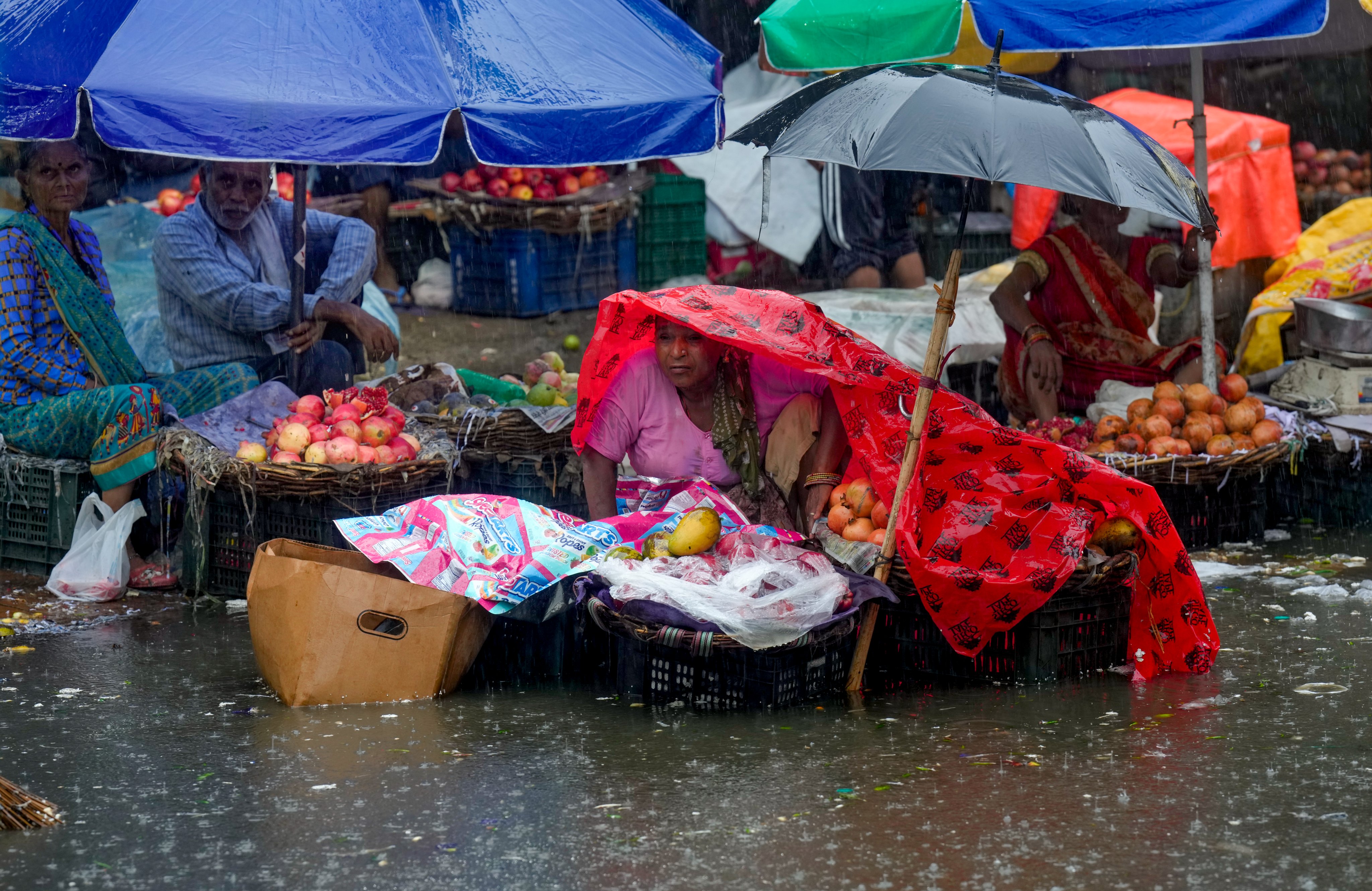 Kolkata Weather LATEST Update: Heavy Rain Alert Issued For South Bengal; Check Forecast