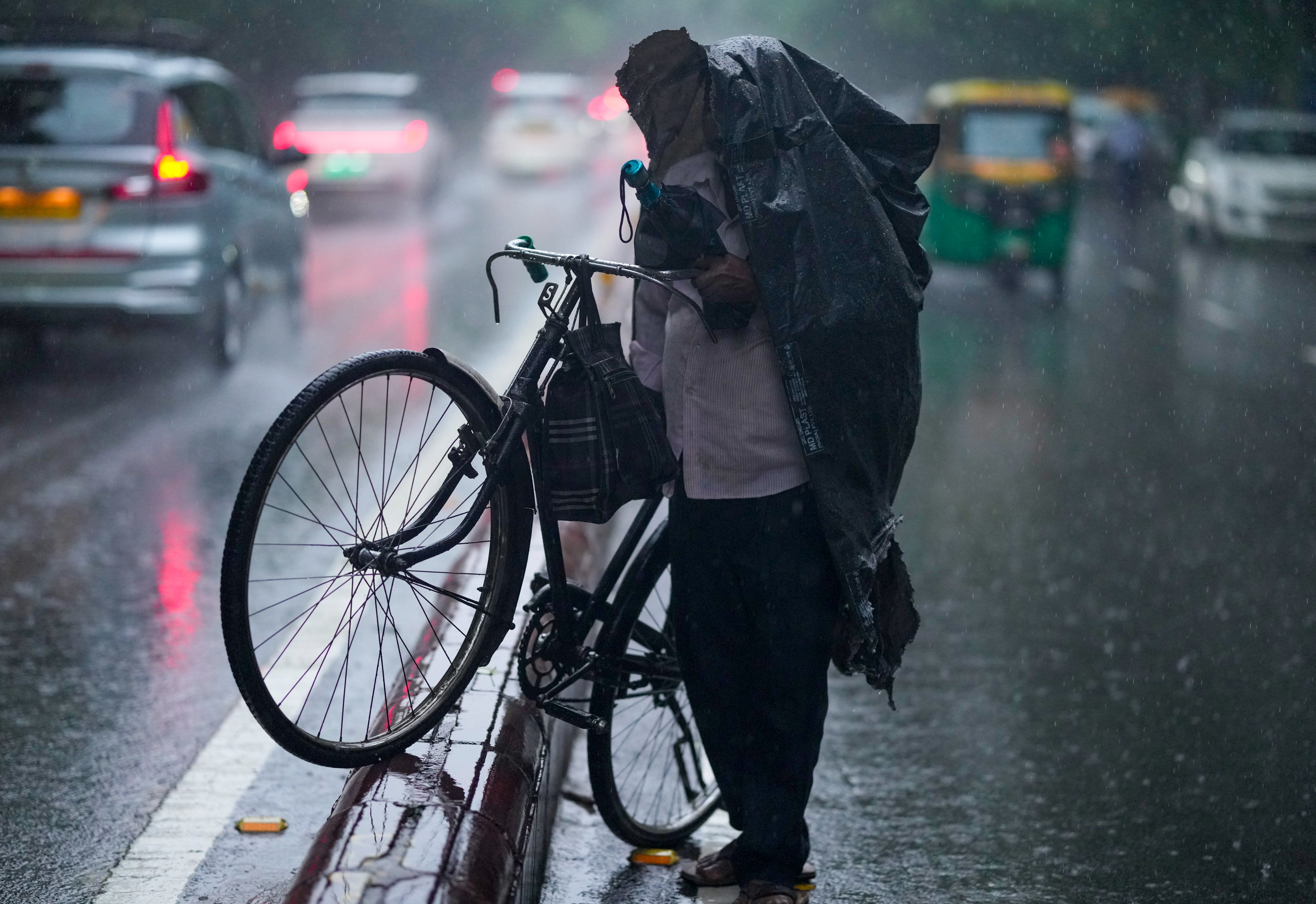 Kolkata Weather LATEST Update: Choturthi Skies Look Gloomy; Light Rain Forecast Issued