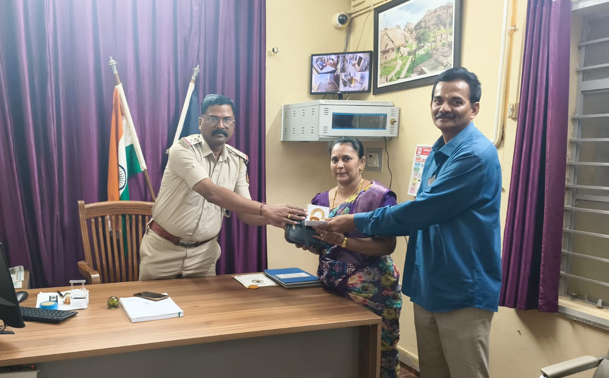 Karnataka: Challakere Teacher Returns ₹4 Lakh Gold To Owner, Wins Praise For Honesty