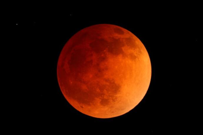 Blood Moon ৮০ বছর পর পূর্ণগ্রাস চন্দ্রগ্রহণে বিরল কাকতালীয় যোগ, এই রাশিগুলির থাকতে হবে সতর্ক