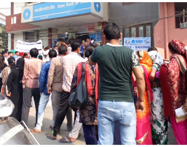 Congress distributes juice snacks at ATM queues