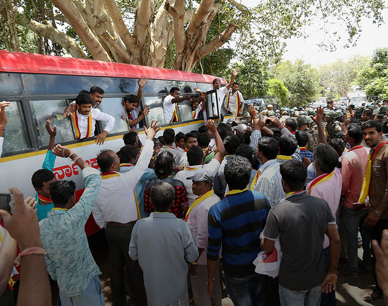 vehicles movement banned at karnataka tamilnadu border