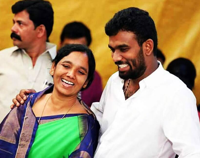 మాజీ మంత్రి పరిటాల సునీత, తనయుడు శ్రీరామ్ పై పోలీస్ కేసు నమోదు
