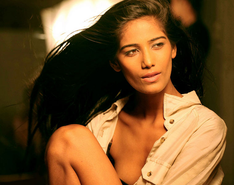 poonam pandey posted topless photo in Instagram