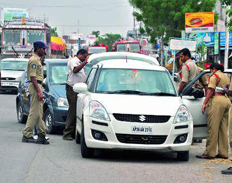 Police fines car driver Rs 1000 for not wearing helmet while car driving