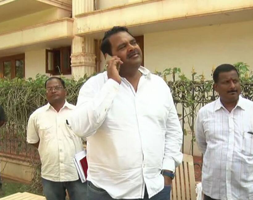 ಮಾಜಿ ಶಾಸಕ ಅನಿಲ್ ಲಾಡ್ ಕಾರು ಅಪಘಾತ.. ಪತ್ನಿ ಚಲಾಯಿಸುತ್ತಿದ್ದರು