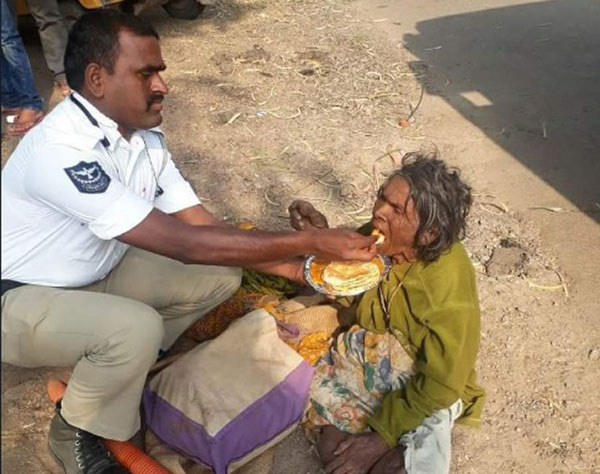 Kind Hyderabad traffic cop feeds a homeless woman