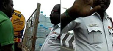 Tamil Nadu: Another traffic cop caught shamelessly asking for bribe from truckers
