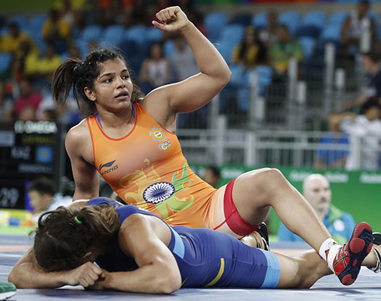 Watch Real dangal between Geeta Phogat and Sakshi Malik wrestling video