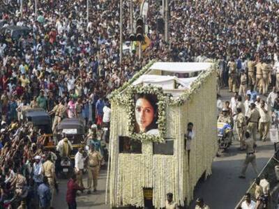 শ্রীদেবীর শ্রাদ্ধানুষ্ঠানে বেসামাল জনগণ, ভিড় সামলাতে গিয়ে রাগে কান্নায় ভেঙে পড়লেন সোনম