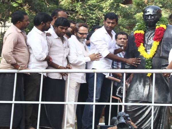  Vishal respect garland to Kamaraj statue 