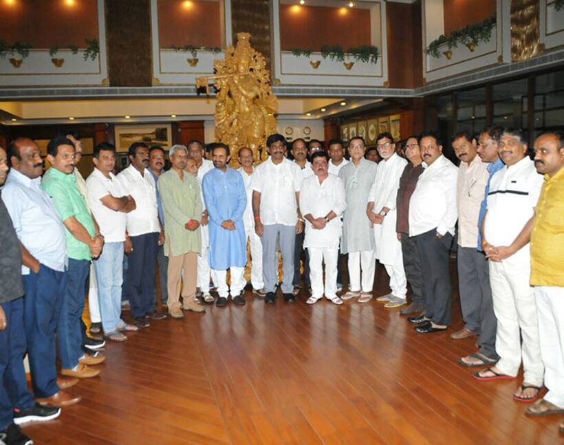 7 JD(S) leaders meet DK Suresh, Gujarat MLAs in Eagleton Resort [Photos]