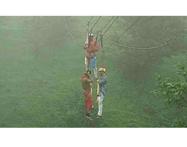 Kolhapur: Couple gets married 90 Meters mid-air on a ropeway