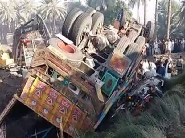 The death toll on the van in Pakistan has caused a tragedy of the deaths of 20 people on the van in the accident.