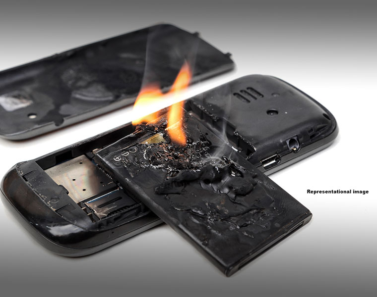 Samsung phone in flames mid air fire extinguisher didnt work