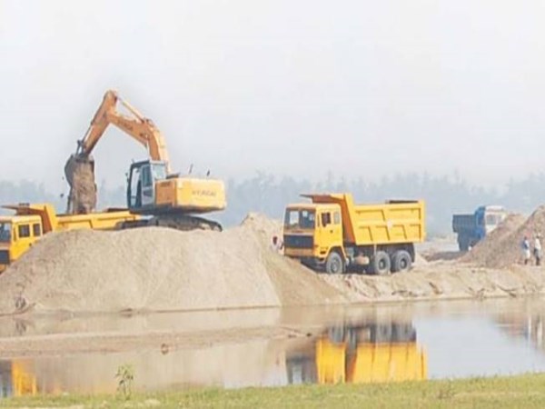 enforcement officers raid at sand quarry in karur district vel