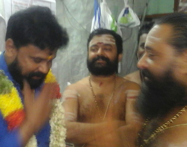 Actor Dileep offer prayers Sabarimala temple Video