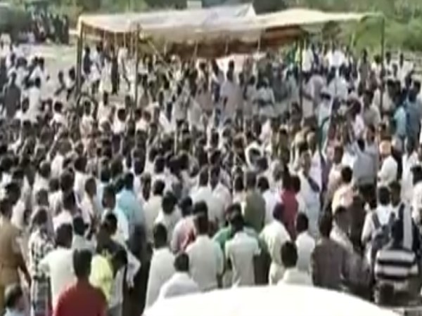 Onion Prices Fall: Farmers Protest in Ranibennur