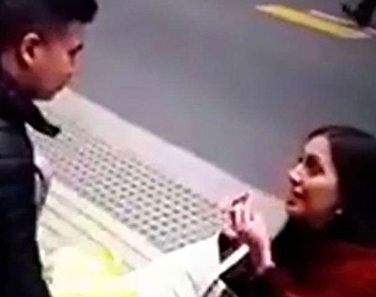 Womans very public proposal ends with her sitting alone and heartbroken in the street