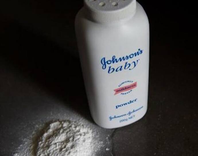 Johnson & Johnson के बेबी पाउडर पर पूरी दुनिया में लग सकता है बैन