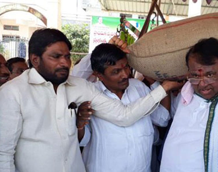 TRS ministers fake coolies to get donations  for party plenary