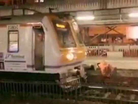 Three people fell from Mumbai local, one dead and two injured