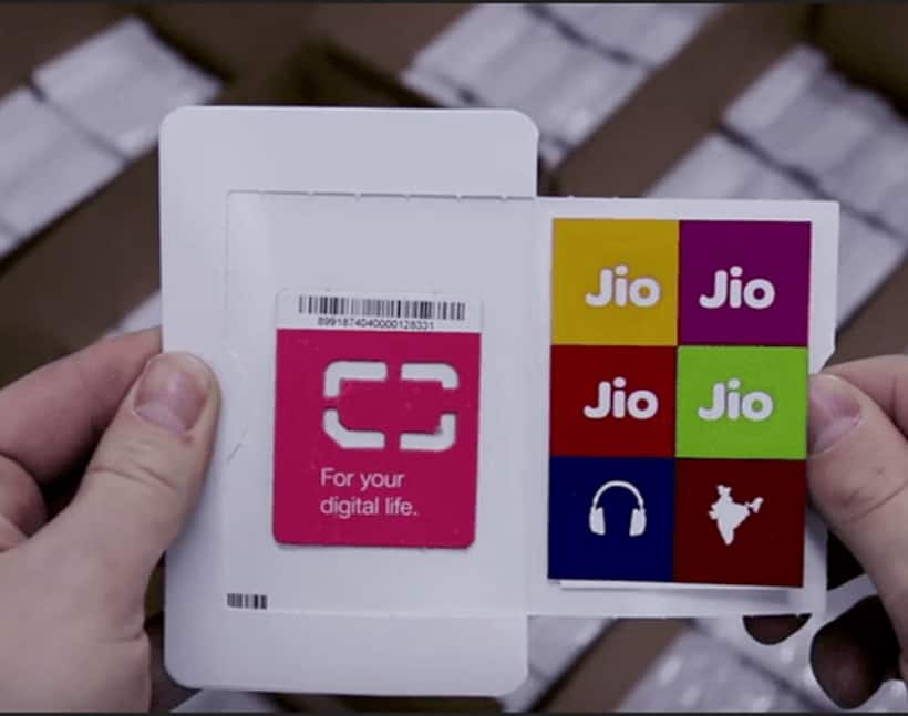 Reliance Jio Rs 500 feature phone photos and specs leak