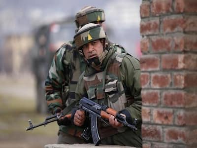 त्राल मुठभेड़ में एक पाकिस्तानी आतंकी  ढेर, दो और के छिपे होने की आशंका