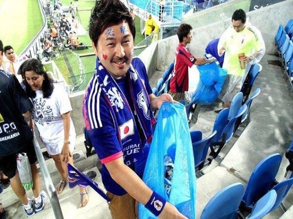 Japan fans cleaning up the stadium again will melt your heart