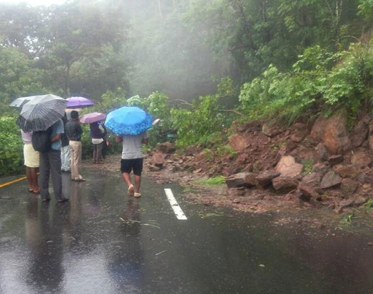 heavy rain landslide idukki wayanad holiday schools