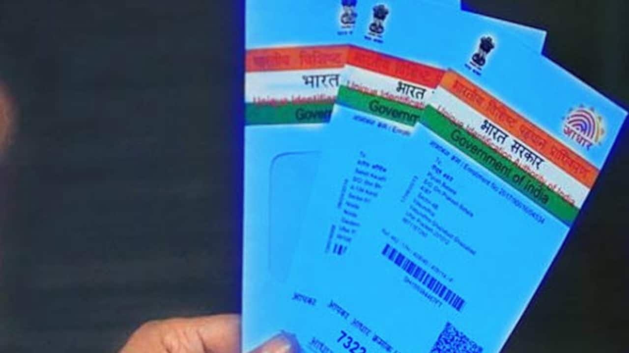 Blue Aadhar Card: 1 साल के बच्चे का भी बनता है आधार, कैसे और कहां करें अप्लाई, जानें 