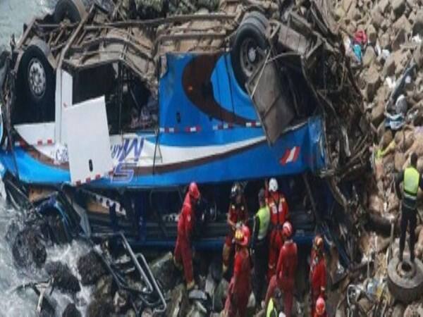 The bus collapses from the mountain of Peru