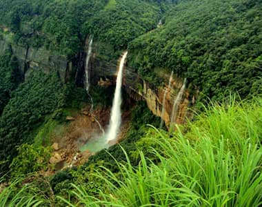 পকেট ফ্রেন্ডলি ট্রিপের খোঁজ, পাহাড়-জঙ্গল-ঝর্ণা মিলে বর্ষার ভ্রমণ তালিকায় থাকুক শিলং