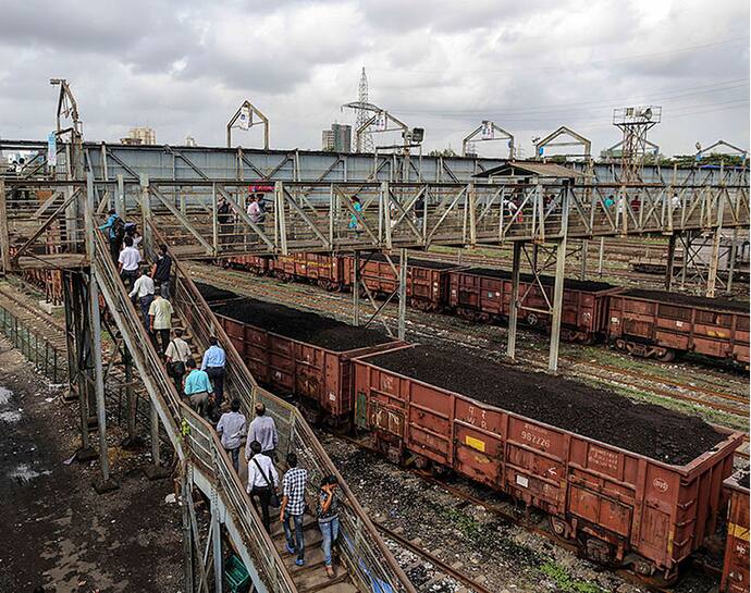 बिजली संकट : कोयला समय पर पहुंचाने के लिए केंद्र सरकार ने रद्द कीं 657 ट्रेनें  