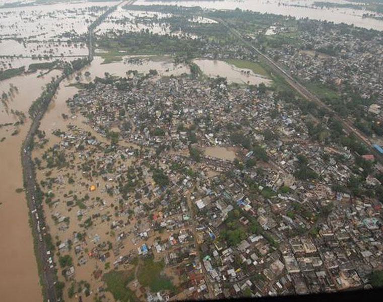 video of a primary school was swept away by floods