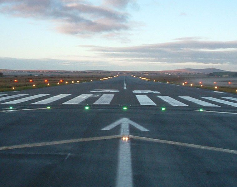 planes given same runway close call in airport 